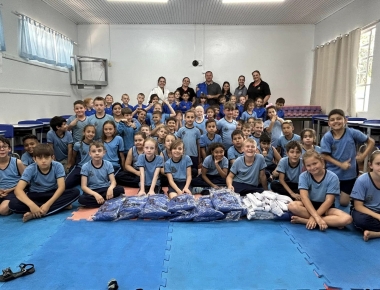 Alunos de Mercedes recebem novos Judoguis